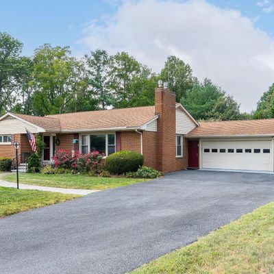 810 Fairway Dr, Waynesboro, VA 22980