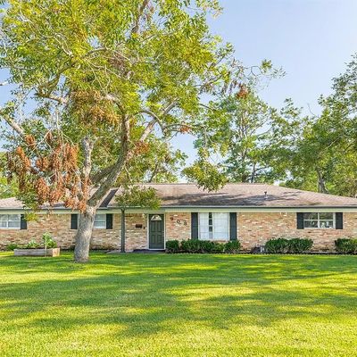 908 W Mulberry St, Angleton, TX 77515