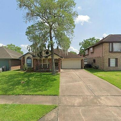 112 Almond Dr, Lake Jackson, TX 77566