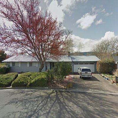 1211 Triangle Dr, Central Point, OR 97502