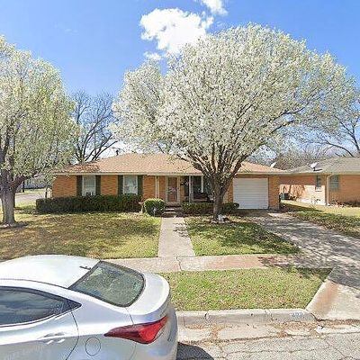 407 Meadow Dr, Gainesville, TX 76240