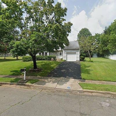 5 Rolling Ct, Kendall Park, NJ 08824