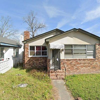 1004 W Victory Dr, Savannah, GA 31405