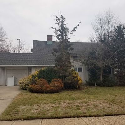 11 College Ln, Westbury, NY 11590