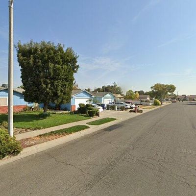 1111 Wren Dr, Hanford, CA 93230