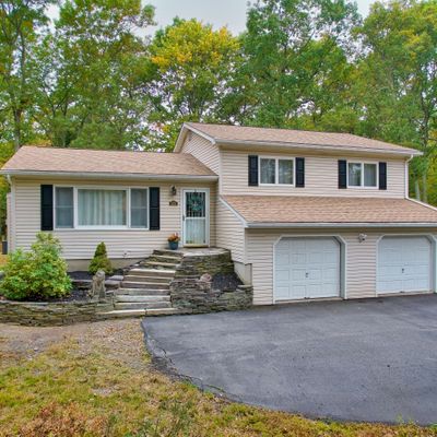 102 Sprint Ct, Milford, PA 18337