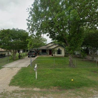 106 E Seguin St, Marion, TX 78124