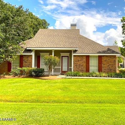 107 E Weeks Dr, Youngsville, LA 70592