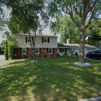 150 Woodview Ln, Green Bay, WI 54301