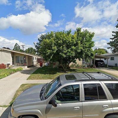 19771 Kemp St, Clinton Township, MI 48035