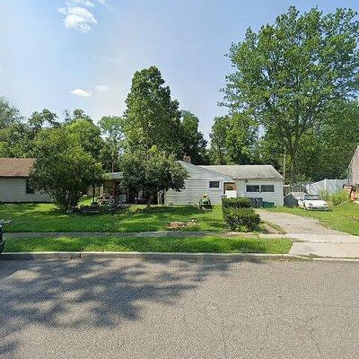 208 Thornridge Dr, Levittown, PA 19054