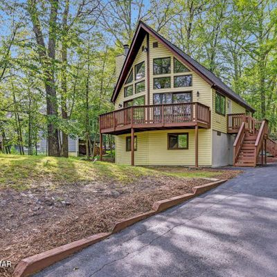 226 Mountain Lake Dr, Dingmans Ferry, PA 18328