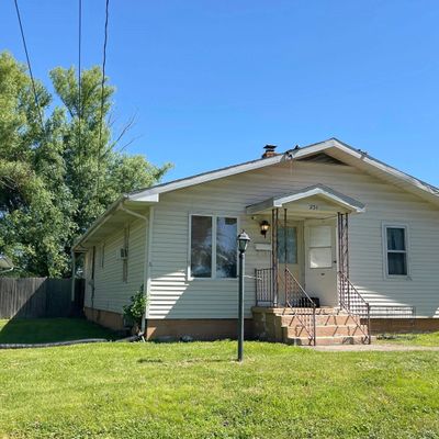 231 E Stoddard Ave, Virden, IL 62690