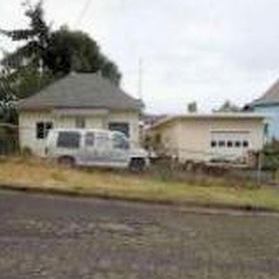 2136 Hamilton St, North Bend, OR 97459