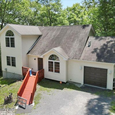 2177 Southport Dr, Bushkill, PA 18324