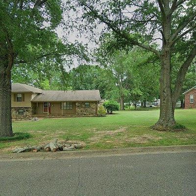 220 Barrett St, Bolivar, TN 38008