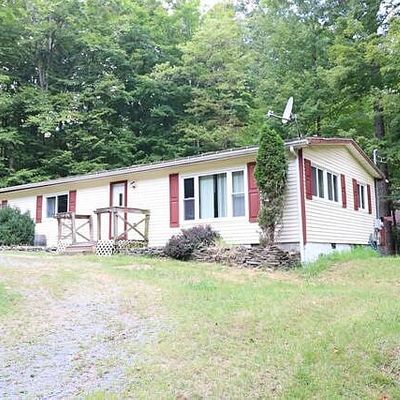 29 Stuart Dr, Hawley, PA 18428