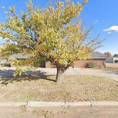 408 N 8th St, Vega, TX 79092