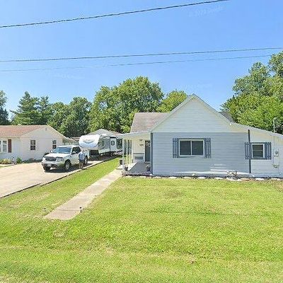 609 Elm St, Henrietta, MO 64036