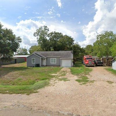 5611 Guyler St, Wallis, TX 77485