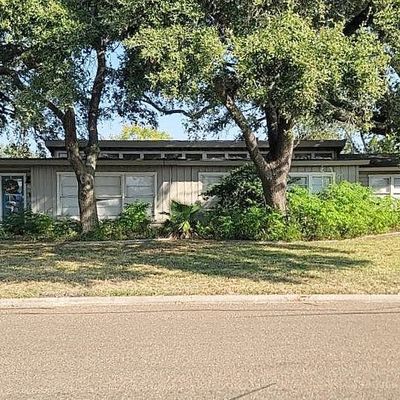 702 E Mesquite Ln, Victoria, TX 77901