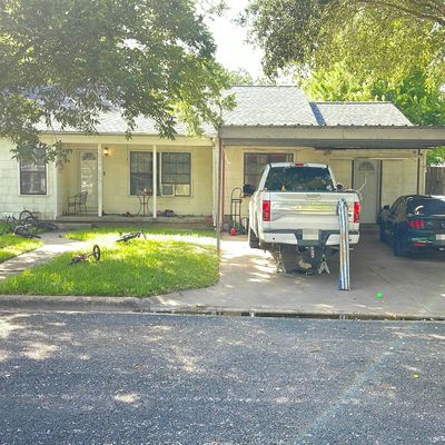 1208 Yupon Avenue, El Campo, TX 77437