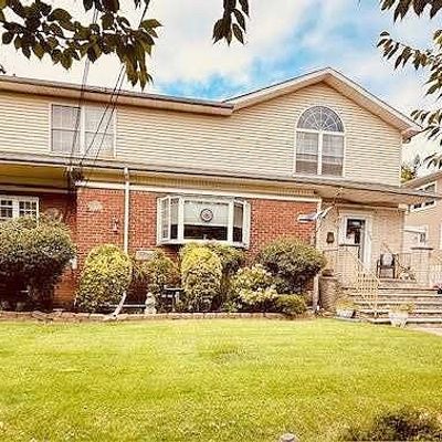 839 Roosevelt Ave, Secaucus, NJ 07094