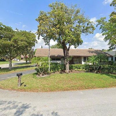 8491 Gatehouse Rd, Plantation, FL 33324