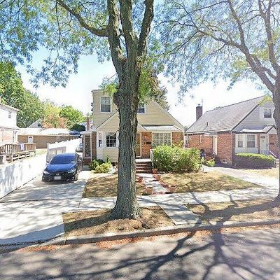 8007 258 Th St, Glen Oaks, NY 11004