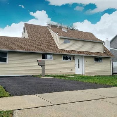 9 Woodbine Rd, Levittown, PA 19057