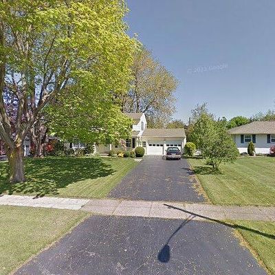 90 Oakbriar Dr, Rochester, NY 14616