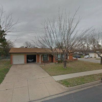 900 Russell Ln, Bedford, TX 76022