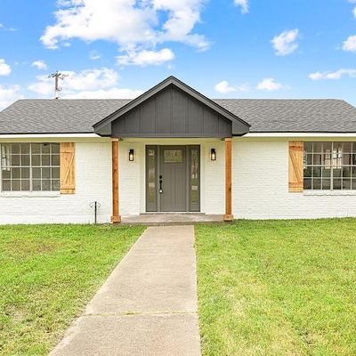 902 S Avenue I, Clifton, TX 76634