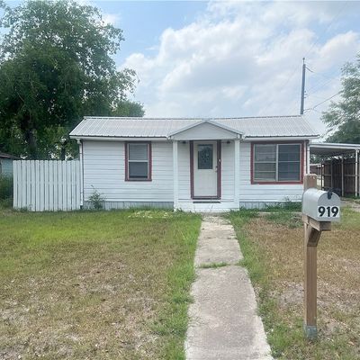 919 N Live Oak St, Mathis, TX 78368