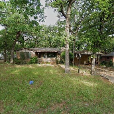 921 Red Bud Dr, Azle, TX 76020