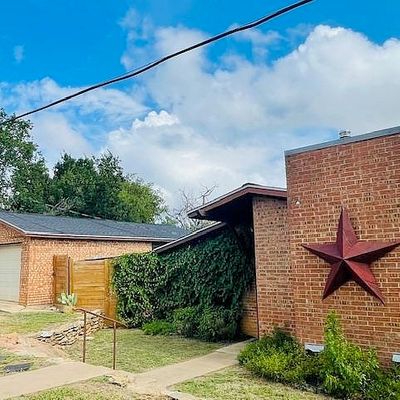 905 E Brown St, Llano, TX 78643