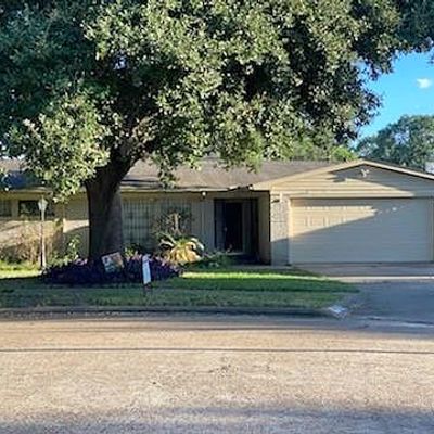 907 Twin Falls Rd, Houston, TX 77088