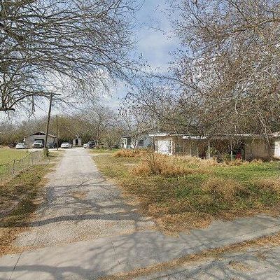 907 W 1 St St, Alice, TX 78332