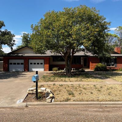 908 W Houston St, Floydada, TX 79235