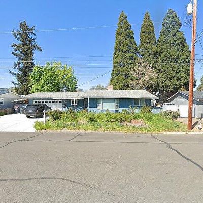 909 Comet Ave, Central Point, OR 97502