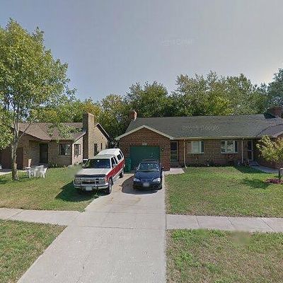 910 Pleasant St, Woodstock, IL 60098