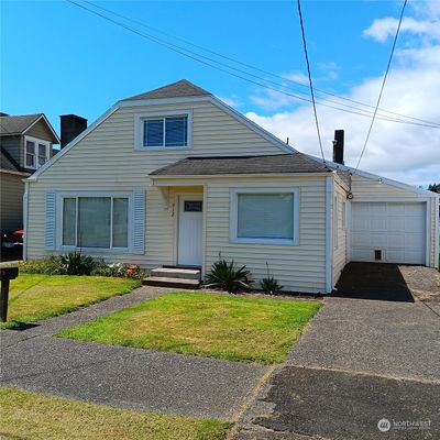 912 1 St St, Hoquiam, WA 98550