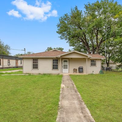 918 6 Th St, Floresville, TX 78114