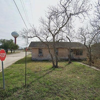 918 N Live Oak St, Mathis, TX 78368