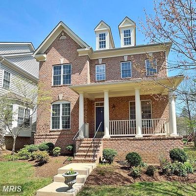 9181 Topaz St, Fairfax, VA 22031