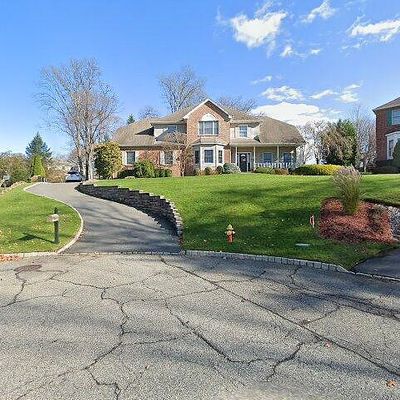 98 Grover Ln W, West Caldwell, NJ 07006