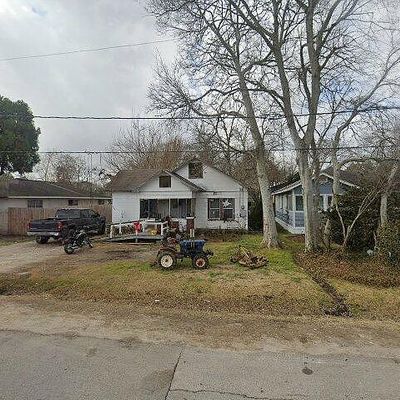 102 N Magnolia St, Highlands, TX 77562