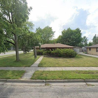 W170 N8407 Lloyd Ave, Menomonee Falls, WI 53051