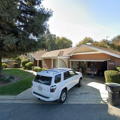 1845 E Babcock Ave, Visalia, CA 93292