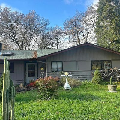 344 Peckerwood Ln, Grants Pass, OR 97527